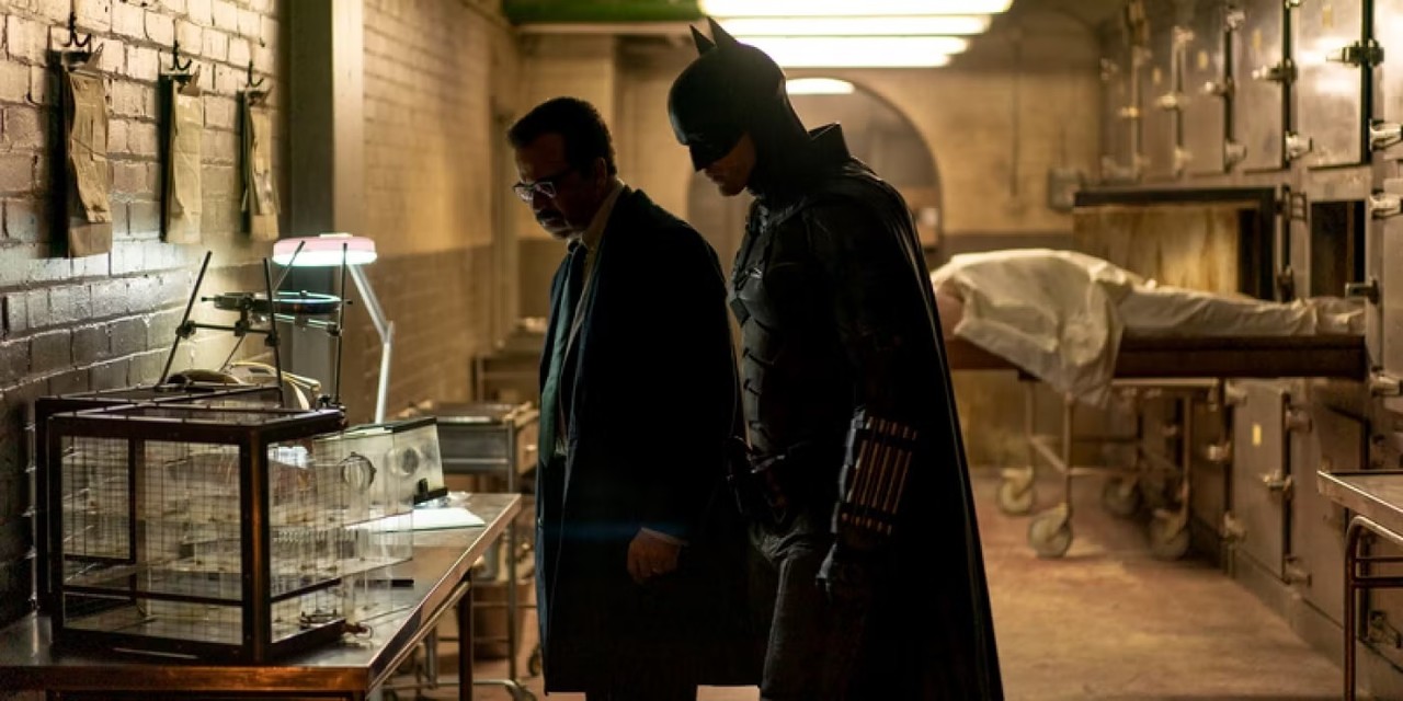 Robert Pattinson en una escena de 'Batman' junto a Jeffrey Wright. Foto: Warner Bros. Pictures