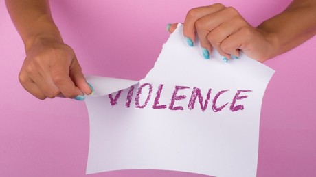 El 76% de las víctimas de violencia digital son mujeres: así puedes denunciar y protegerte