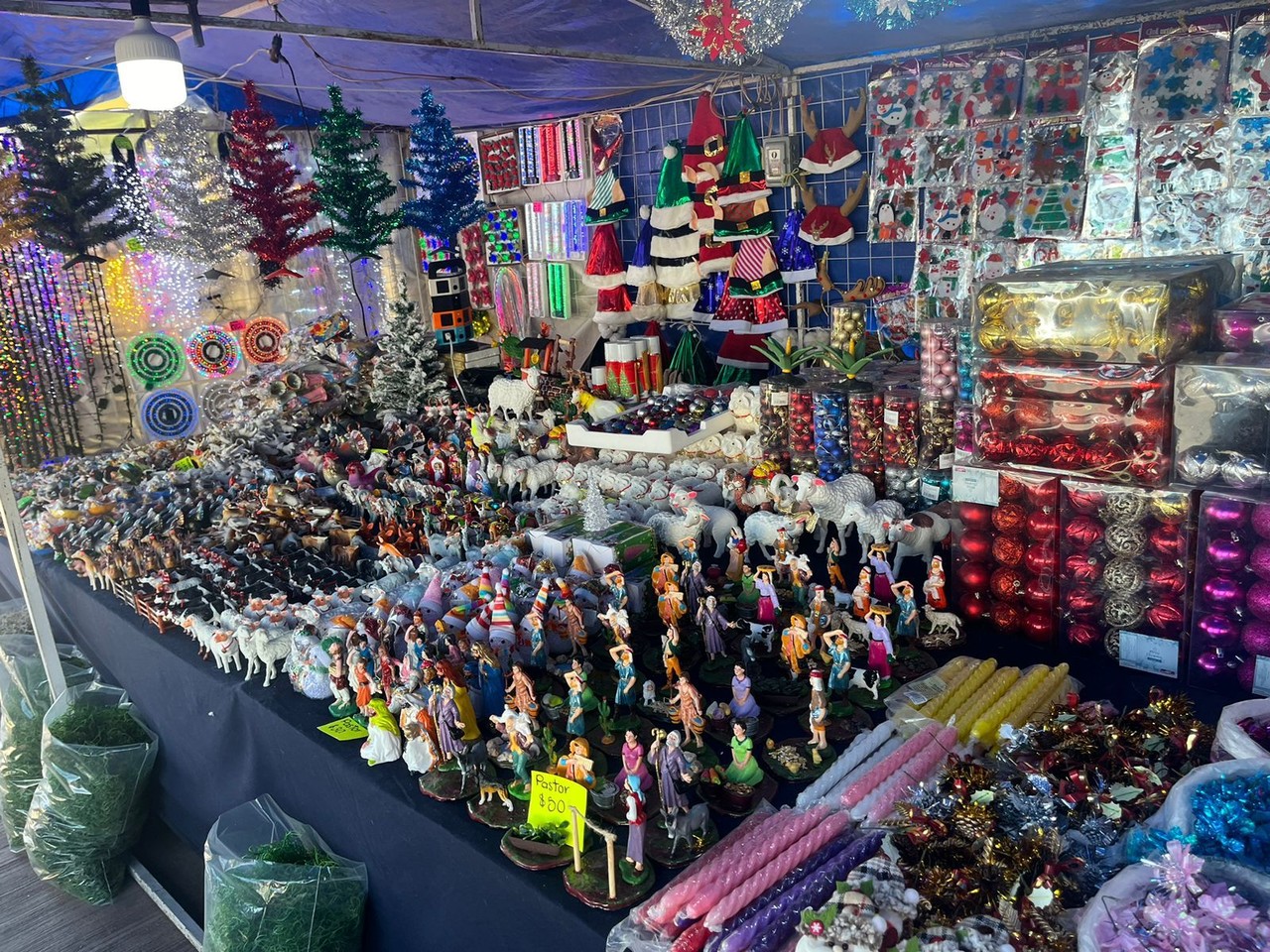 Los vendedores atribuyen la baja a una menor demanda de productos navideños. (Fotografía: Leslie Delgado)