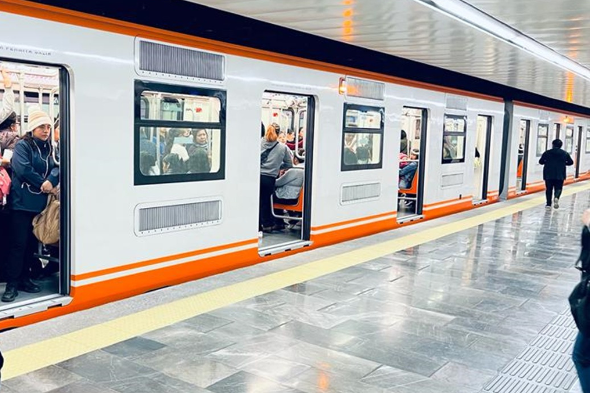 Vagón de la Línea 1 del Metro detenido en una de las estaciones con las puertas abiertas.    Foto: @MetroCDMX