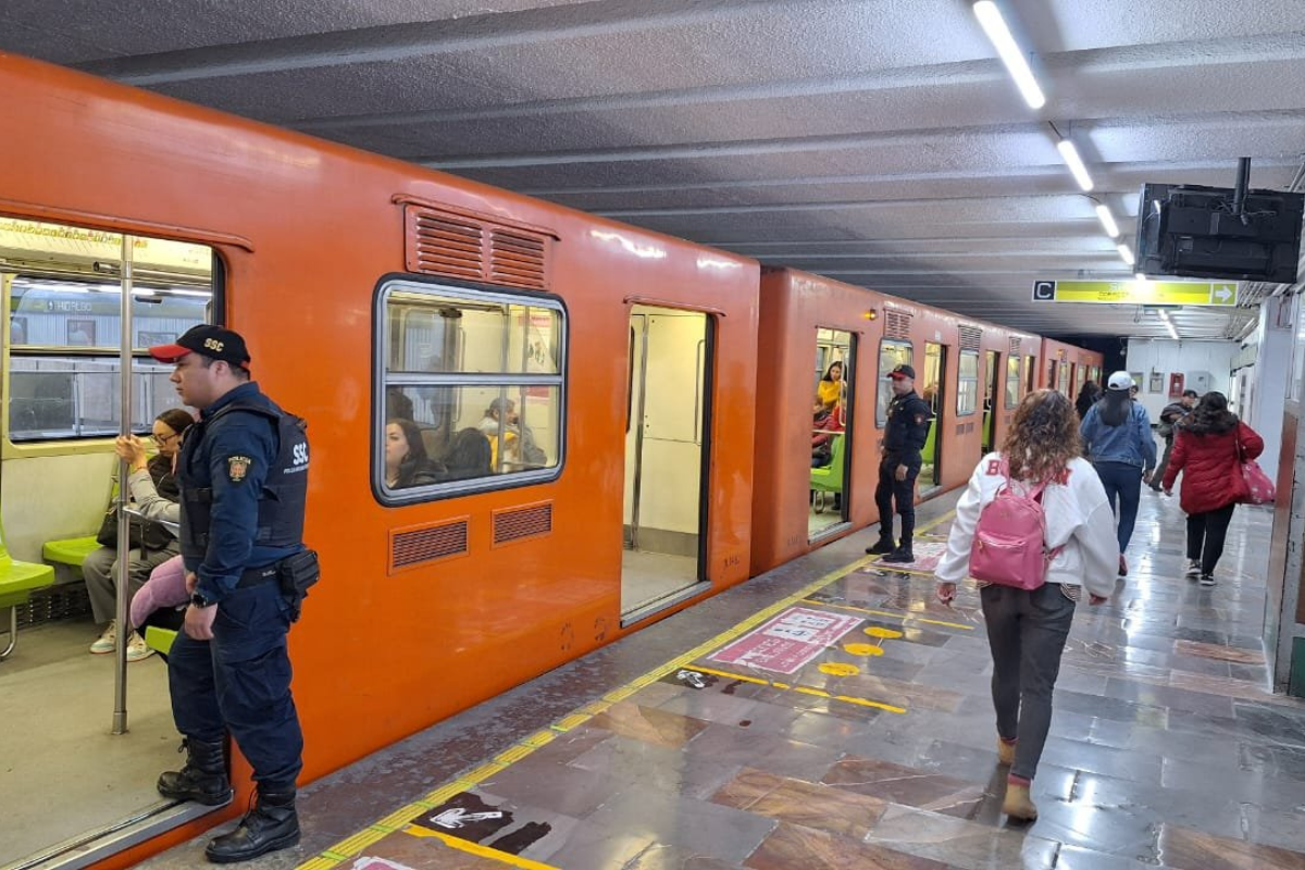 Tren del Metro de CDMX detenido en la estación con policías en sus puertas.    Foto: @MetroCDMX