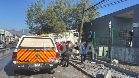 Camión derrapa por fuga de agua y deja daños materiales en Monterrey (VIDEO)