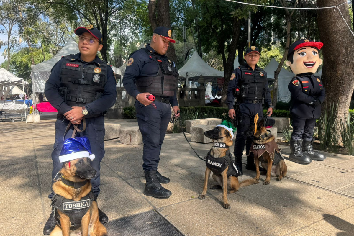 Elementos de la PBI con binomios caninos y botargas.    Foto: Ramón Ramírez