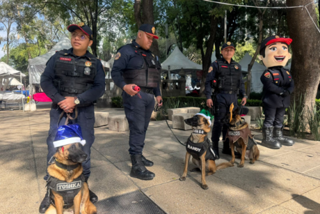 La PBI visita plazas comerciales con binomios caninos para celebrar vísperas navideñas