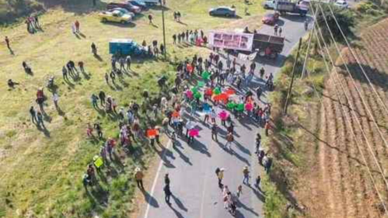 Bloquean carretera en Ocuilan; exigen un alto a la tala clandestina. FB Dan Argumentos