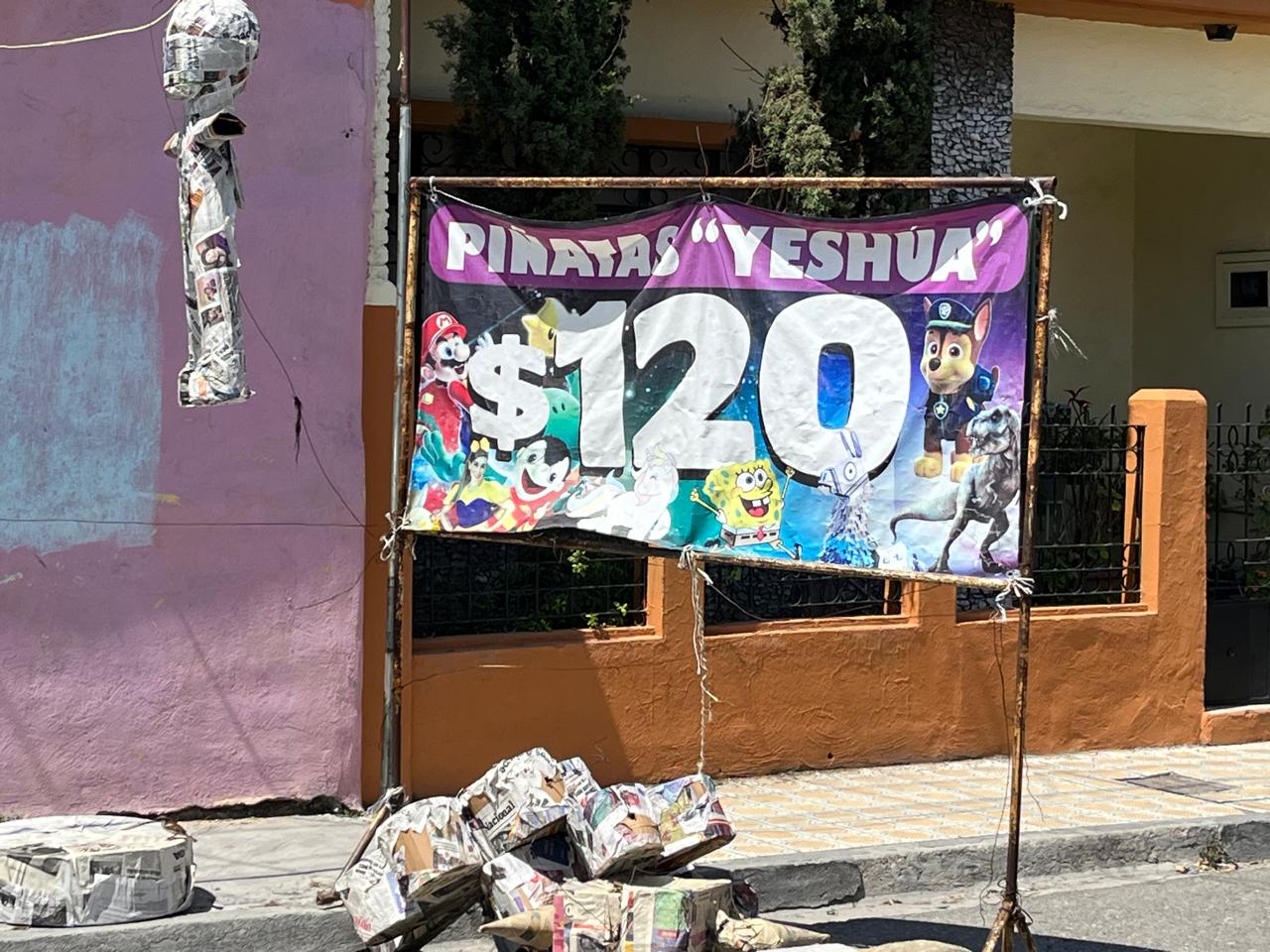 Letrero del costo de las piñatas en el centro de la ciudad de Saltillo / Foto: Marco Juárez 