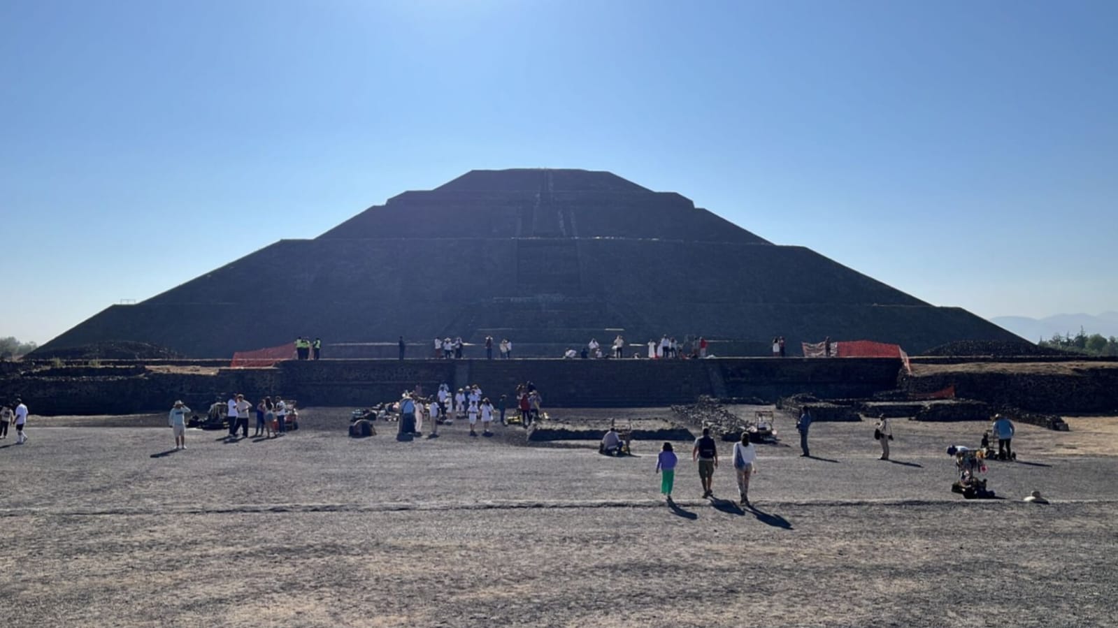 Cientos de personas llegan a recargarse de energía en las pirámides de Teotihuacán. Foto: POSTA