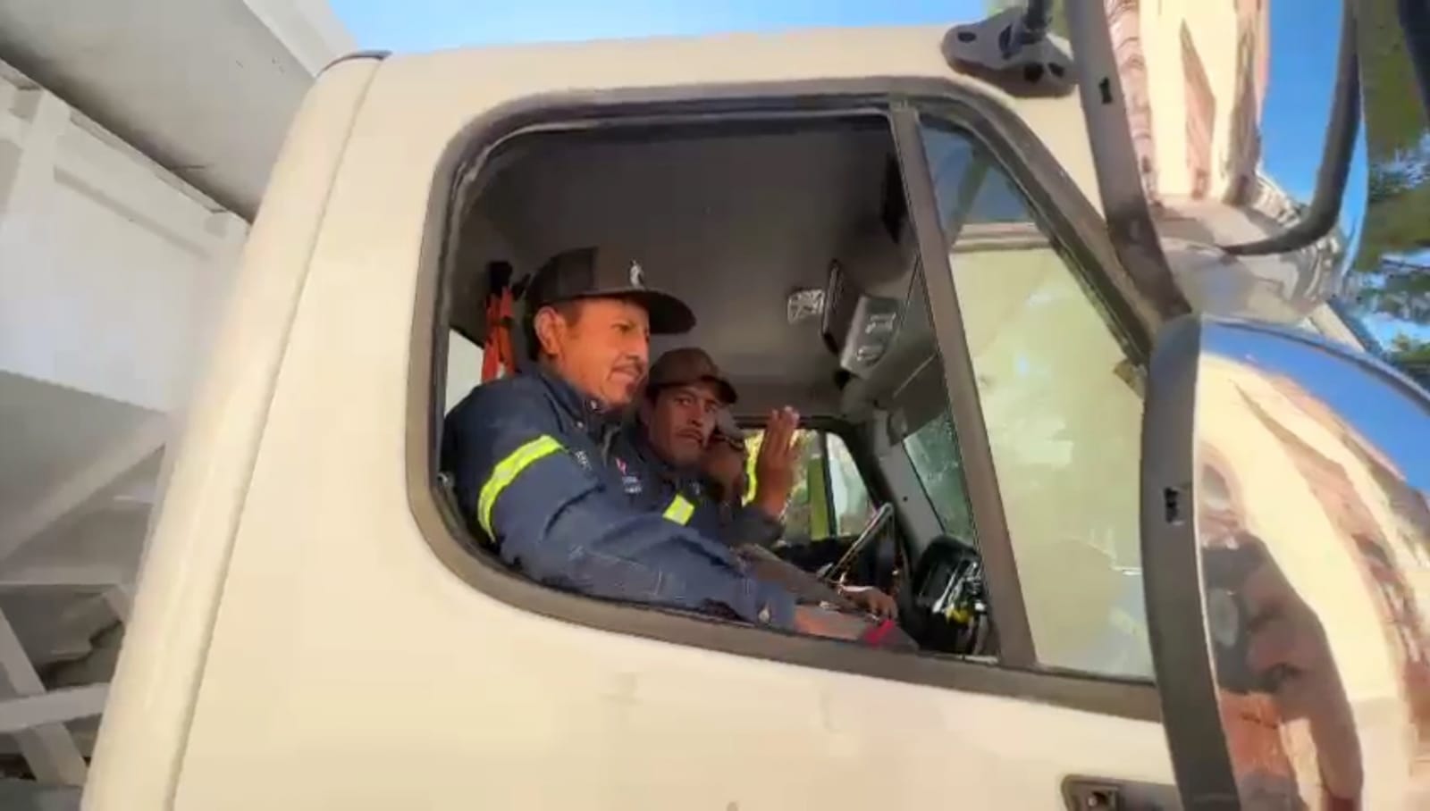 Trabajadores a bordo de la unidad de recolección / Foto: Gobierno Municipal de Arteaga 