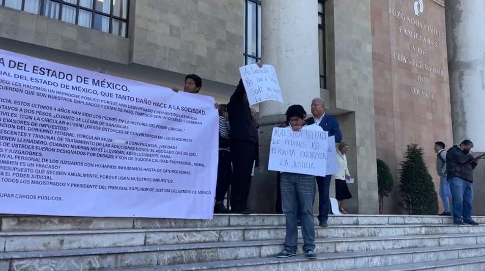 Abogados del Edoméx se manifiestan contra la certificación en los Juzgados Civiles y Familiares de Toluca. Foto: Captura de pantalla