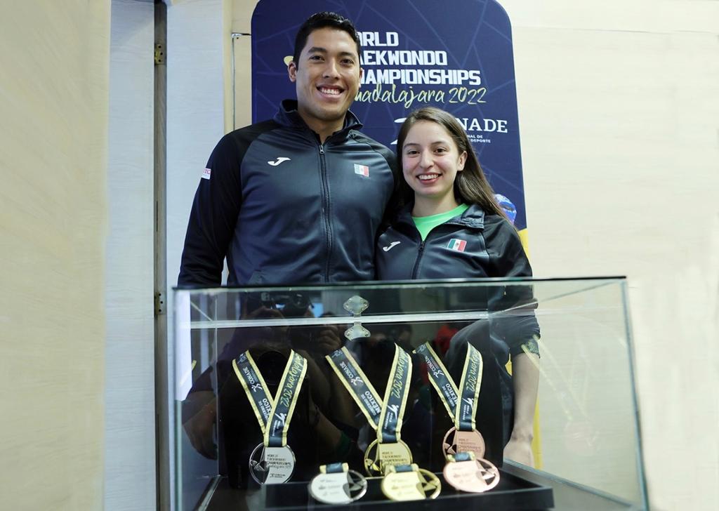 Carlos Sansores y Daniela Souza con sus medallas 