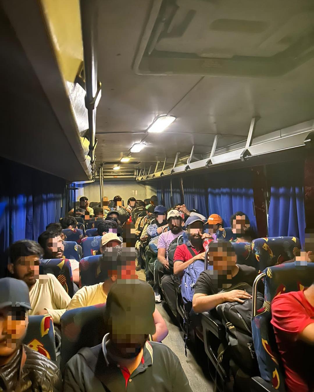migrantes en un autobús 