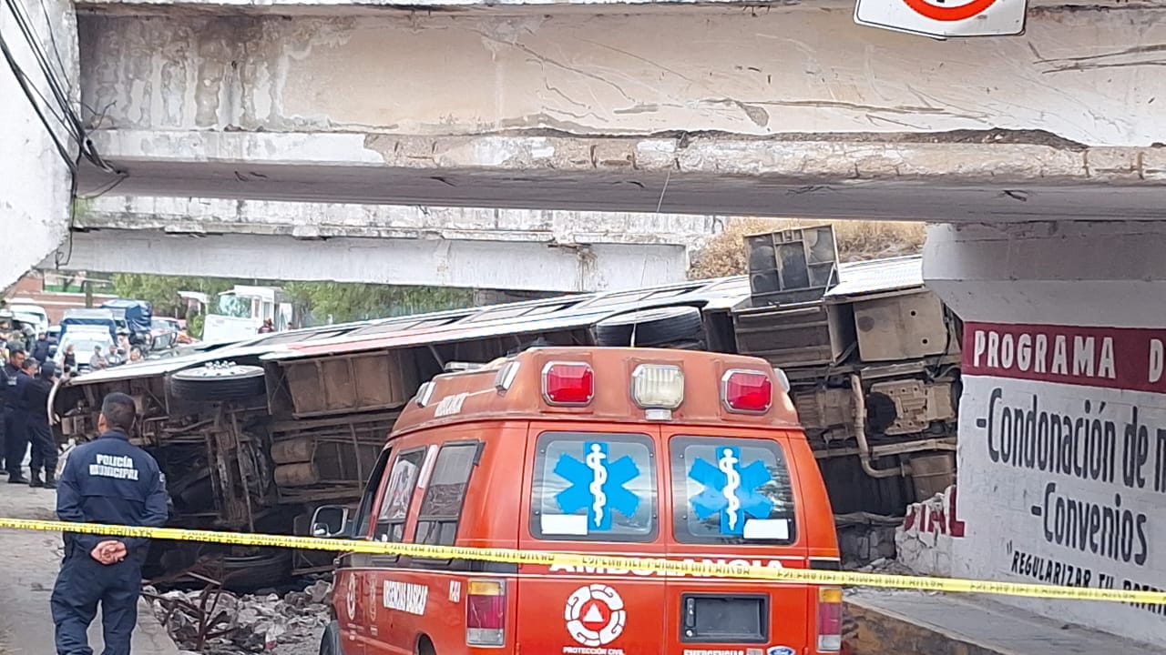 Mueren varios pasajeros tras caer autobús de puente en Acolman. Foto: Jorge Blancas