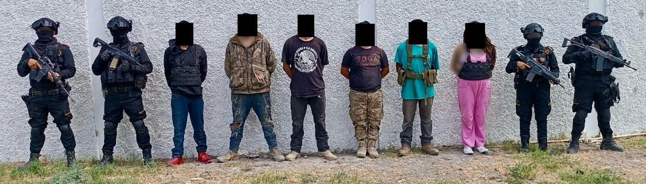 Elementos de Fuerza Civil custodian a las seis personas detenidas con armas en el municipio de Los Ramones, Nuevo León. Foto: Raymundo Elizalde