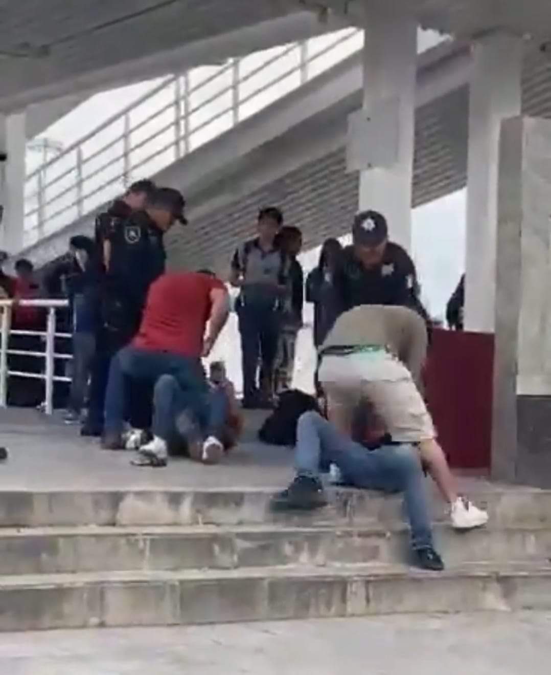 Enfrentamiento a golpes en el Puente Internacional Reynosa - Hidalgo. Foto: Captura de Pantalla