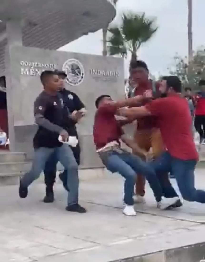 Enfrentamiento a golpes en el Puente Internacional Reynosa - Hidalgo. Foto: Captura de pantalla