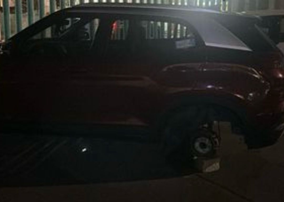 Dejan sin llantas a varios vehículos en el interior del estacionamiento del hospital 196 del IMSS en Ecatepec, los vigilantes ni cuenta se dieron. Foto: Cortesía