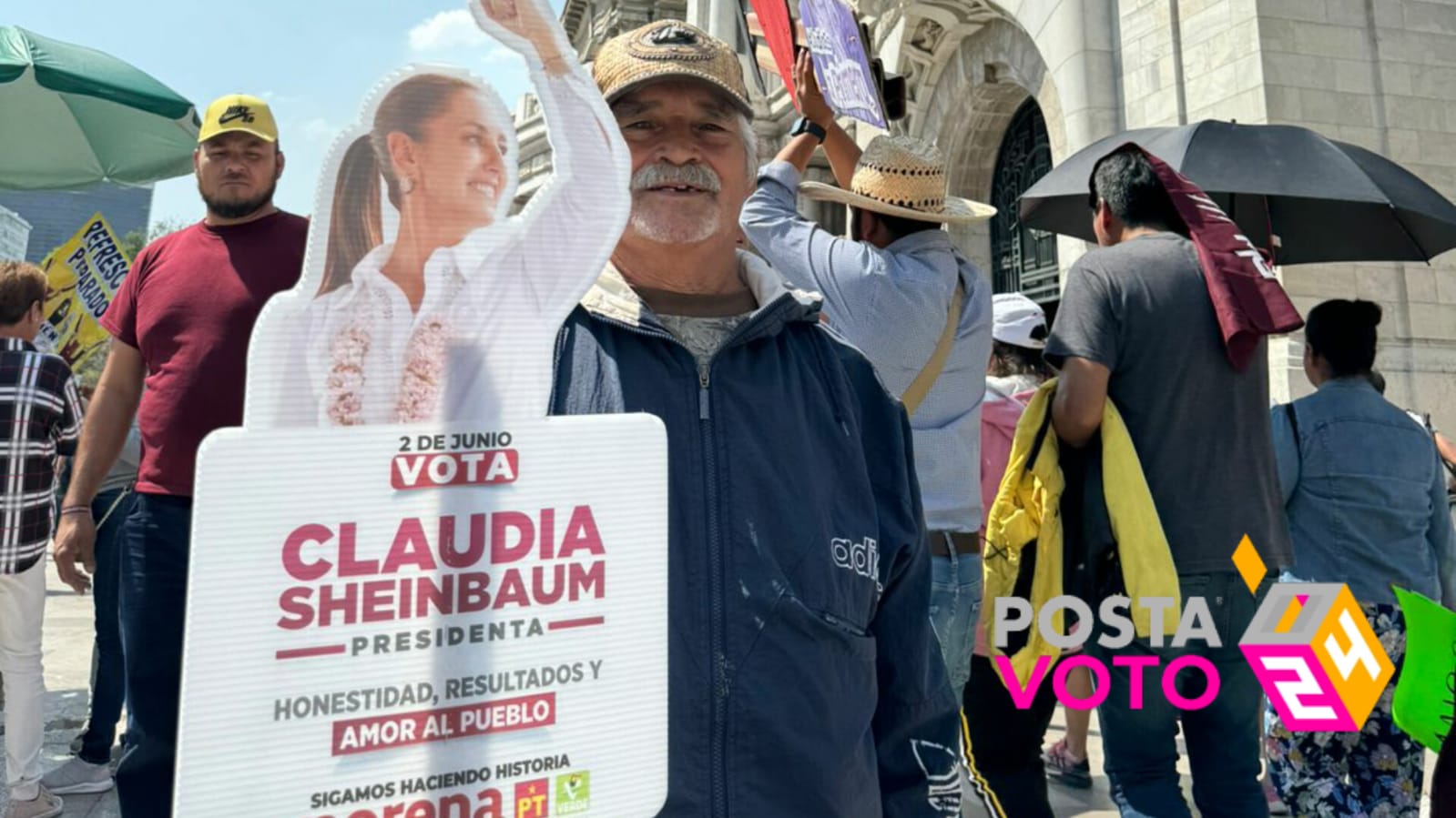Cada vez más simpatizantes de Claudia Sheinbaum llegan al Zócalo. Foto: Alejandro Godina