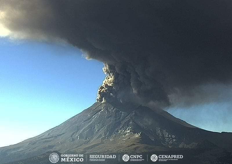 Lanza volcán Popocatépetl fumarola de más de dos mil metros con caída de ceniza. Foto: Cenapred