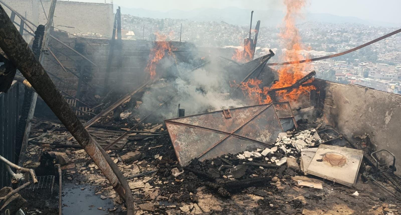 Naucalpan: Rescatan a seis personas durante incendio de una vivienda. Foto: Gob. Naucalpan