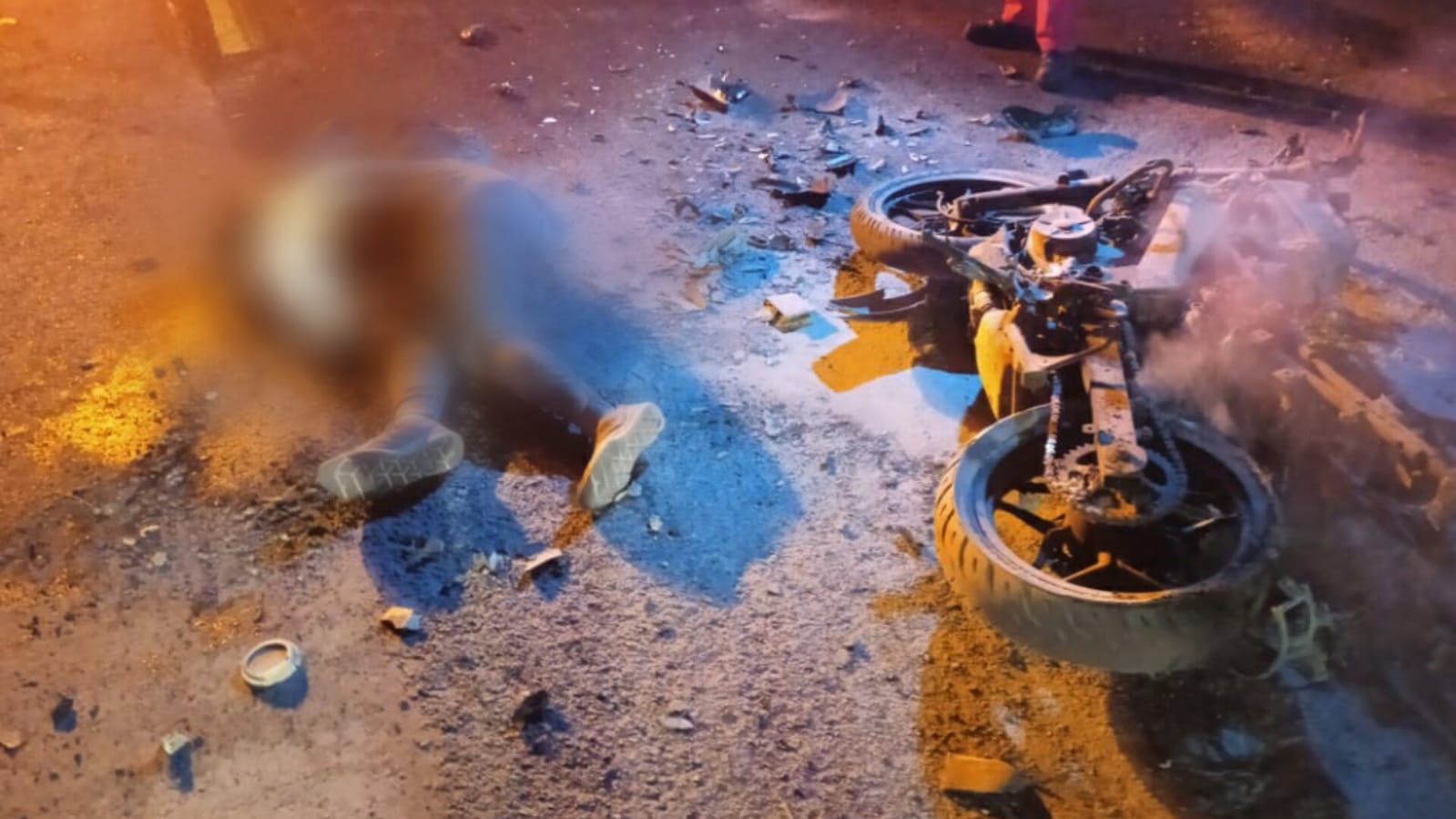 Tragedia en el Circuito Exterior Mexiquense, mueren dos motociclistas. Foto: @Gerardocelotl
