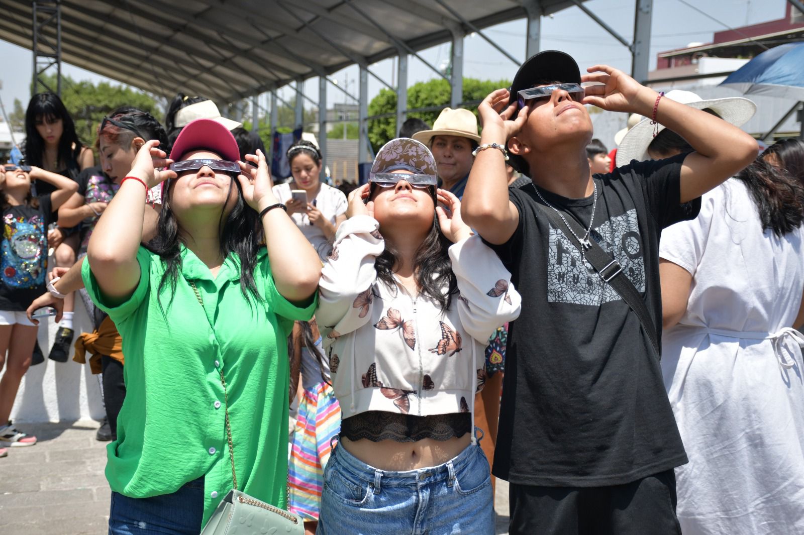 Abarrotan explanada municipal en Neza para ver el eclipse. Foto: Gob. de Neza