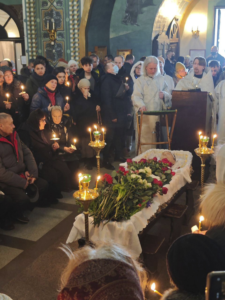 En esta imagen distribuida por el equipo de Navalny, familiares y amigos presentan sus últimos respetos al féretro del opositor ruso Alexei Navalny durante su funeral en una iglesia de Moscú, Rusia, el 1 de marzo de 2024. (Equipo de Navalny vía AP)  