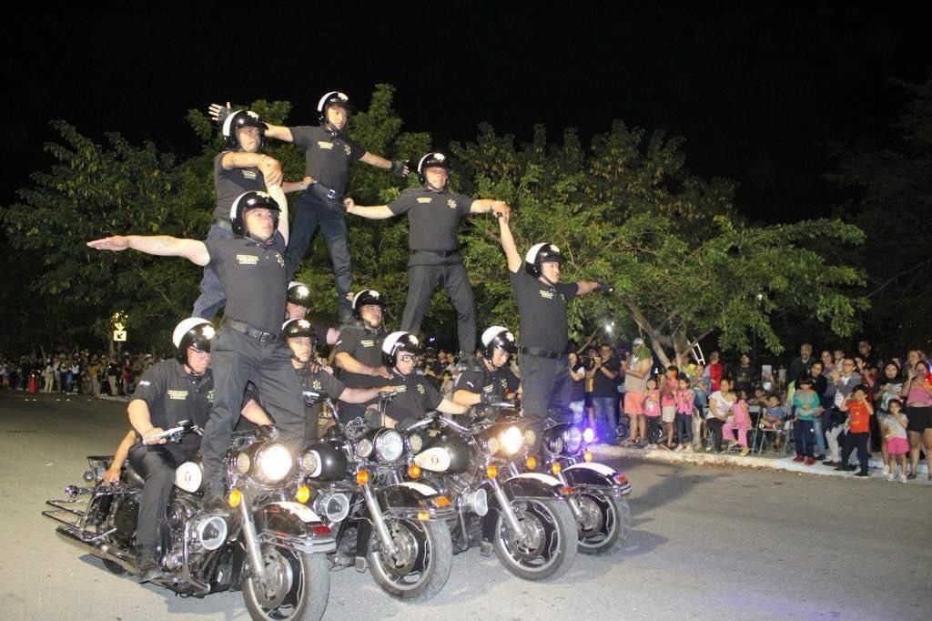 Policías de Yucatán haciendo acrobacias 