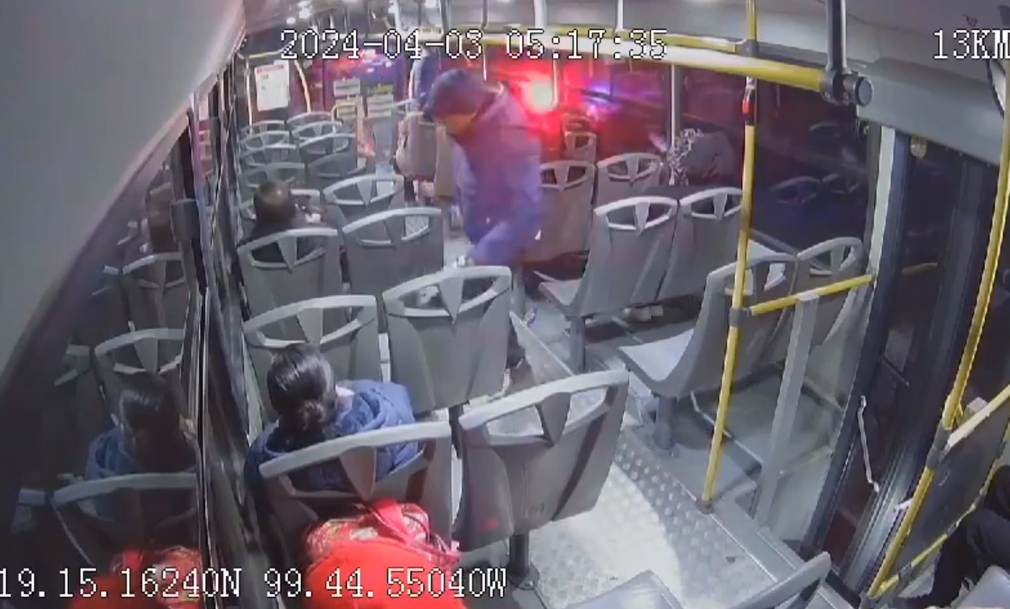 Chismosa salva a pasajeros, ayuda a detención de presunto ladrón. Foto: Captura de pantalla 