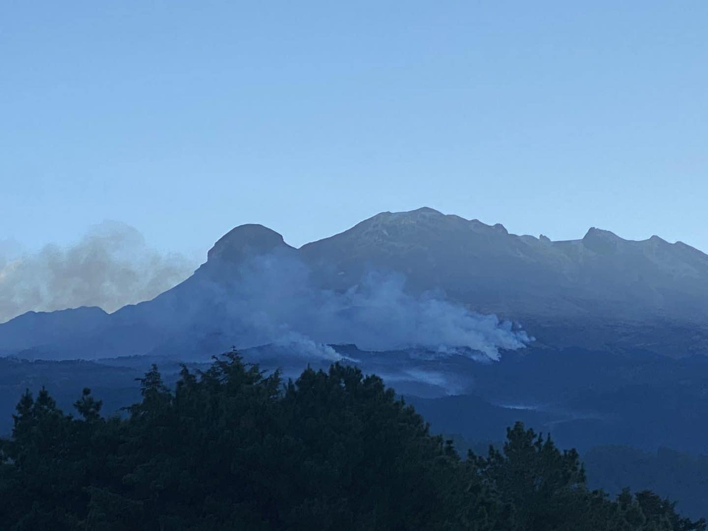 Sin control incendio forestal entre el Parque Nacional Iza Popo. Foto: Especial