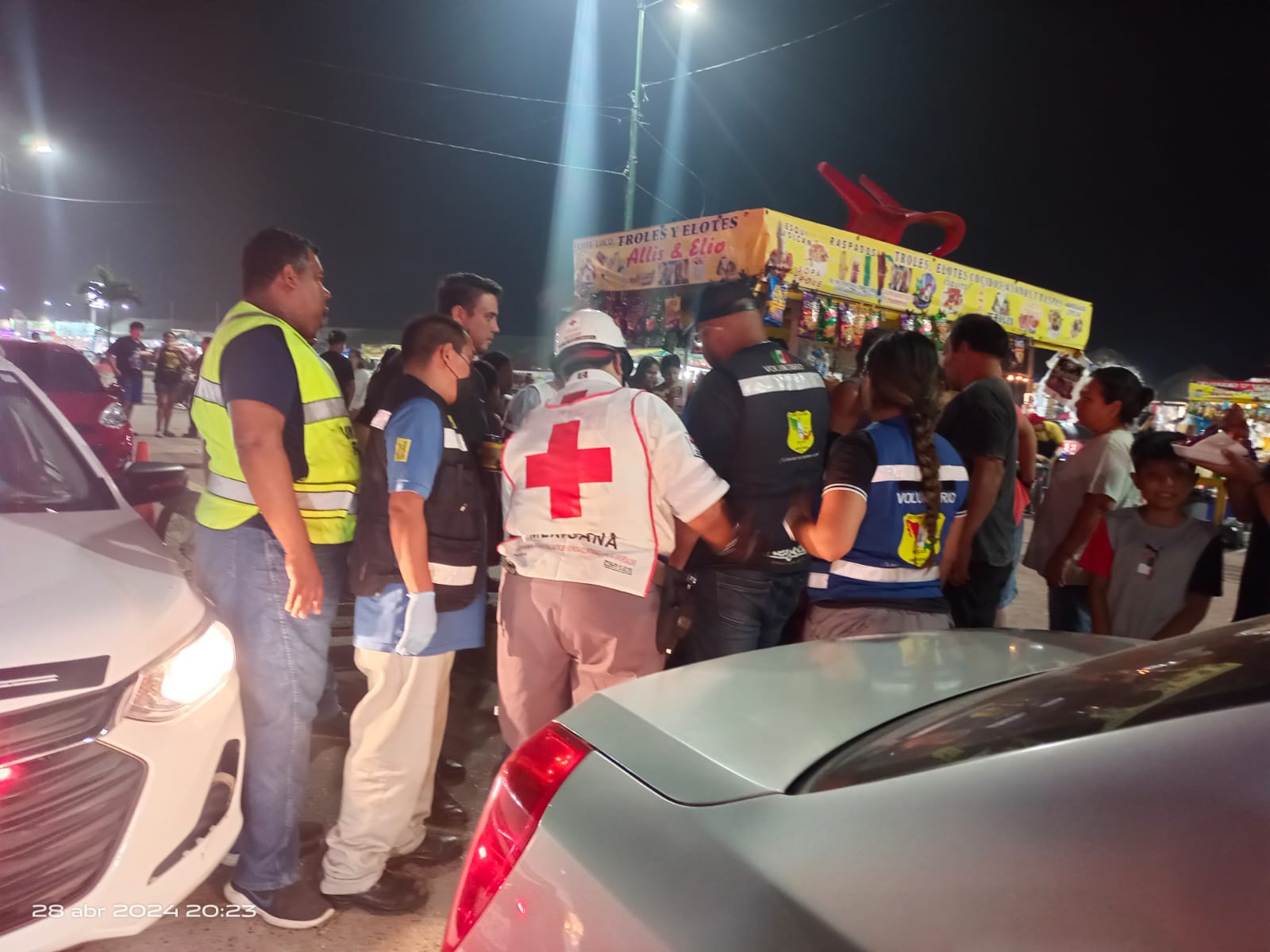 Paramédicos de Cruz Roja atendieron a la mujer. Foto: Axel Hassel
