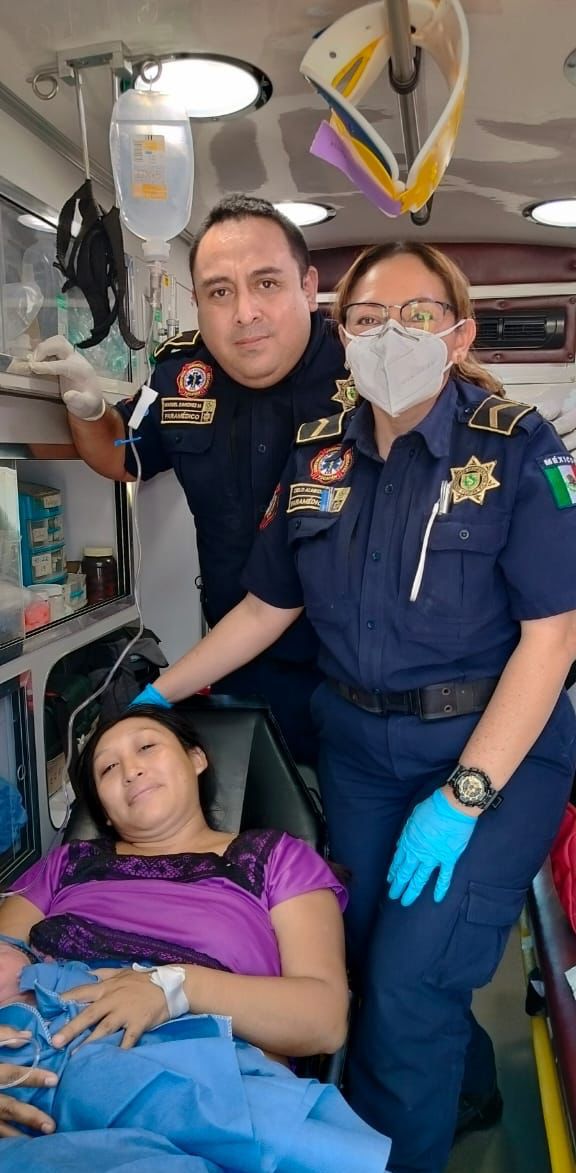 mujer da a luz en una ambulancia 