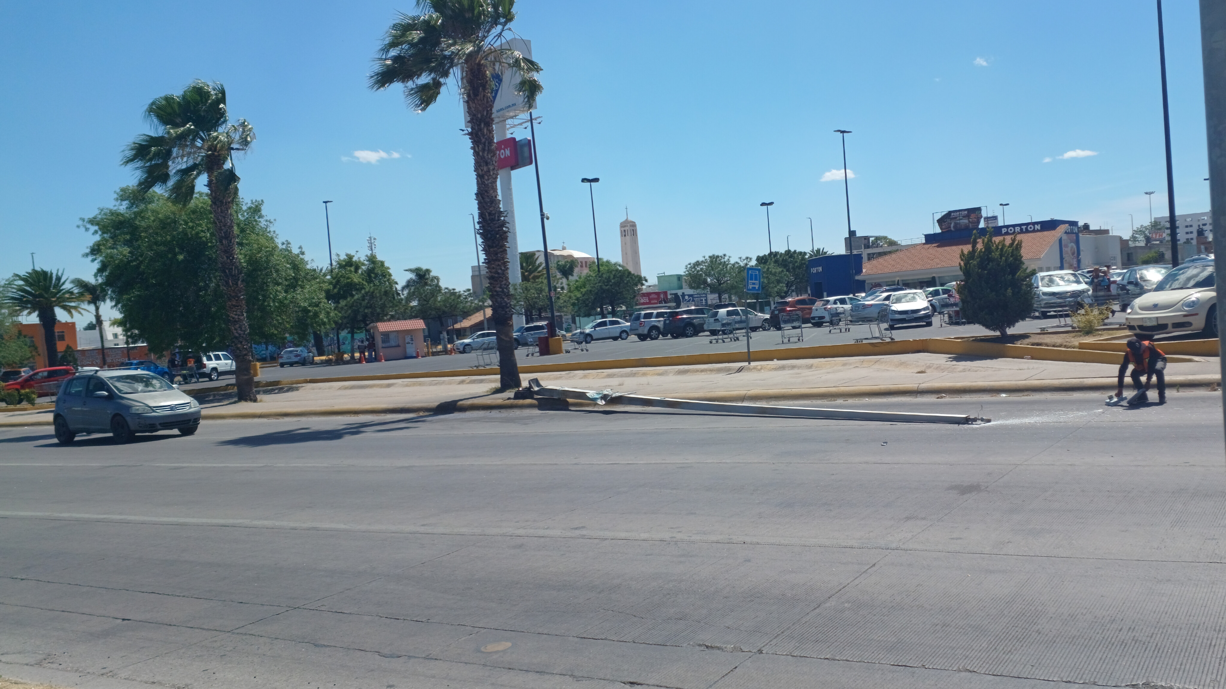 Después de la caída de la lámpara se vio obstruido el primer carril de la vialidad Lázaro Cárdenas. Foto: Gerardo Lares.