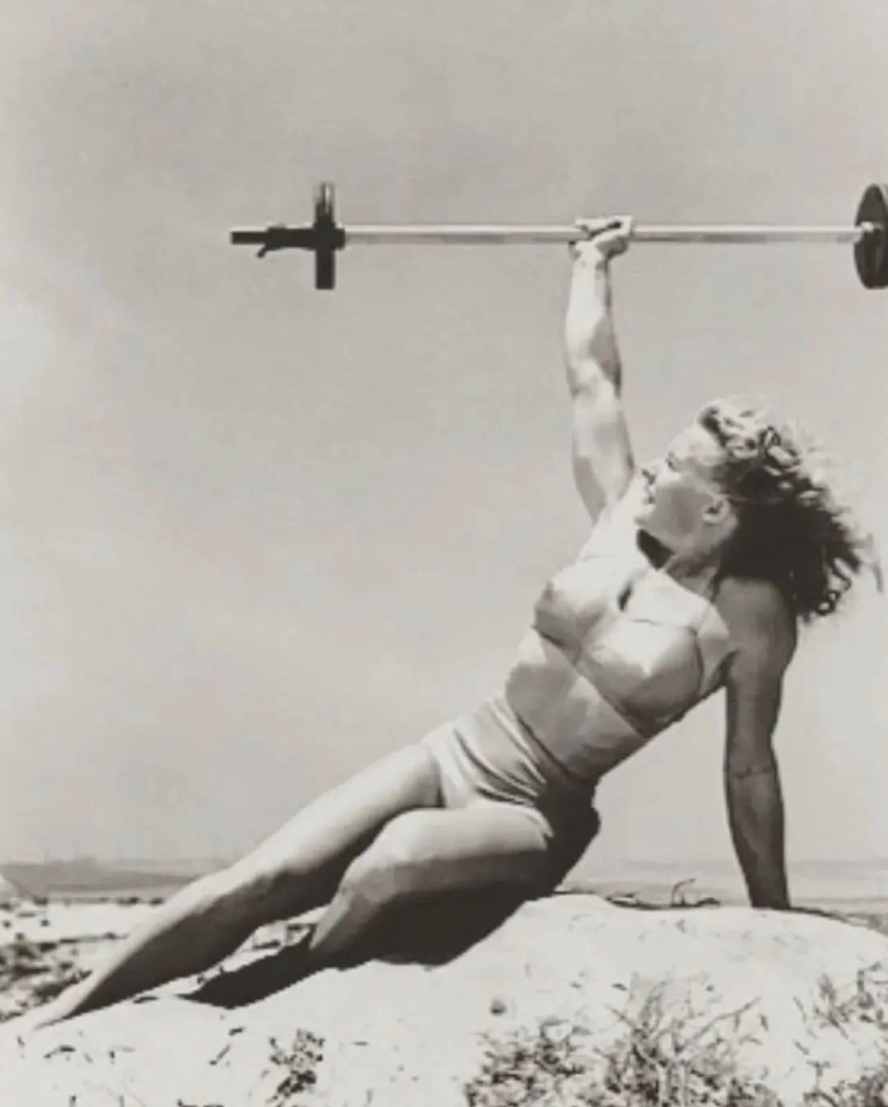 Pudgy Stockton levantando pesas en Muscle Beach / Foto: Redes Sociales 