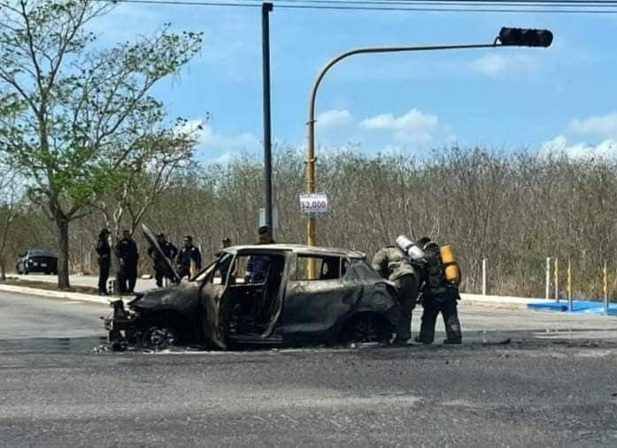 Auto incendiado en Mérida