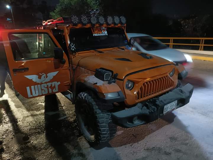 El Jeep de Luis Torre Aliyán se encontraba abandonado sobre el puente del 9 bulevar Praxedis Balboa. Foto: Redes sociales