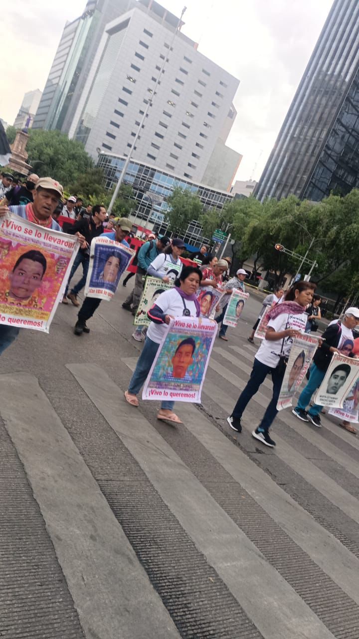 Padres y madres de los estudiantes desaparecidos de Ayotzinapa. Foto: Ramón Ramírez