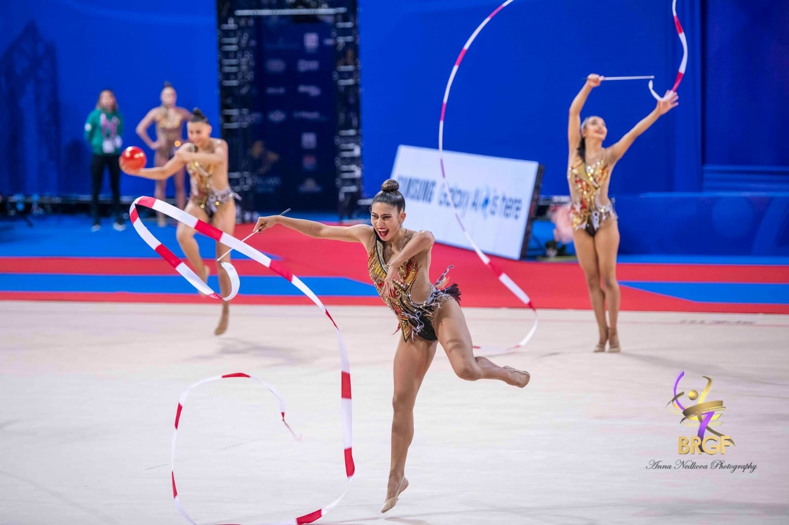 gimnastas en copa del mundo en bulgaria 