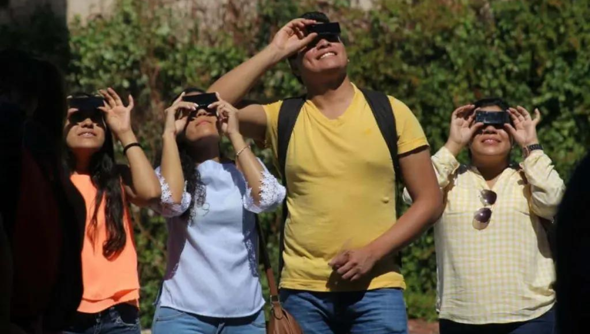 Gente viendo un eclipse de sol