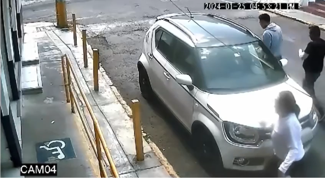 Tlalnepantla: Roban su auto a una mujer a punta de pistola. Foto: Captura de pantalla