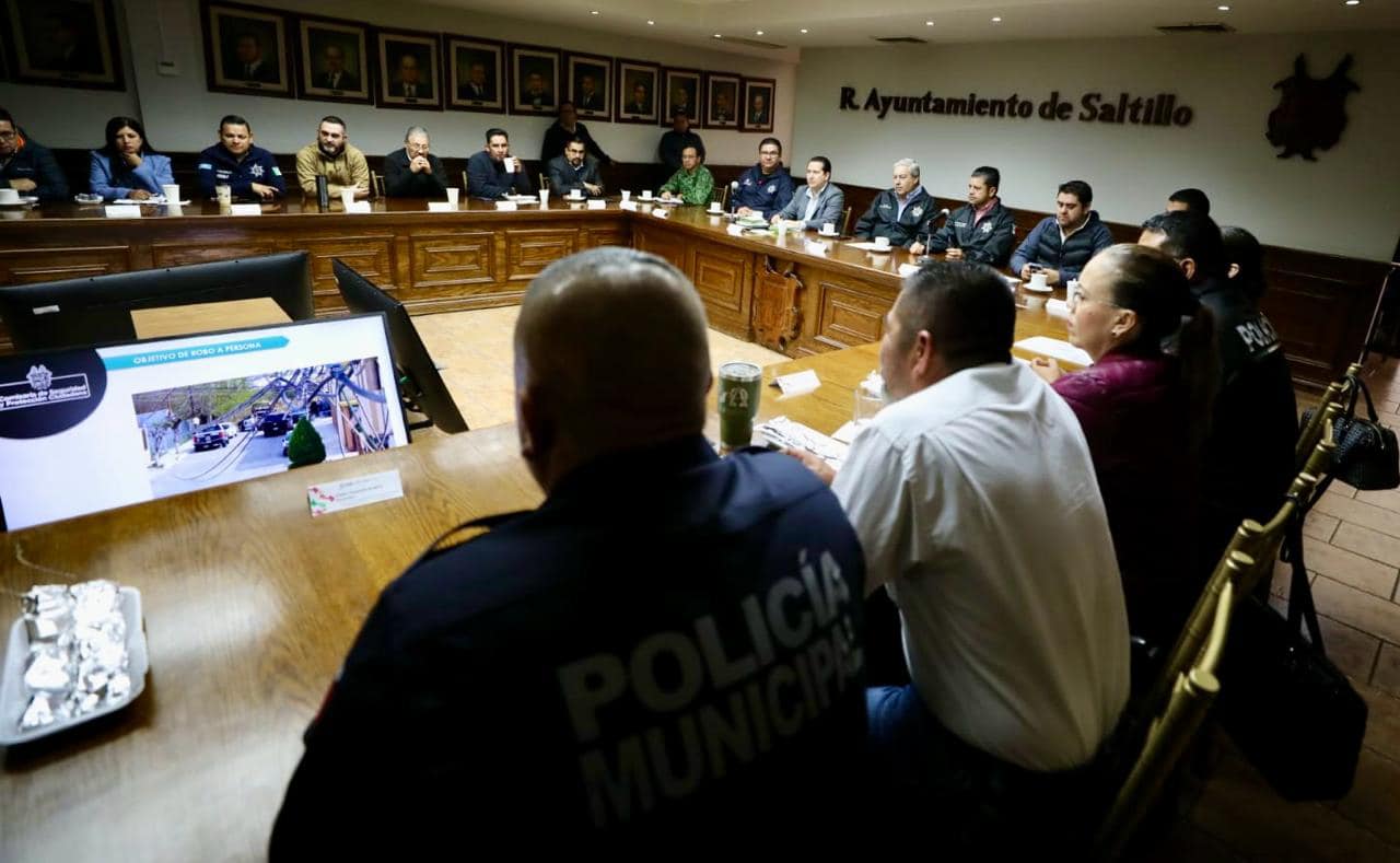 Durante la reunión de coordinación se destacó el trabajo en sinergia entre los diversos grupos de seguridad lo que ha permitido lograr importantes detenciones / Foto: Gobierno Municipal de Saltillo 