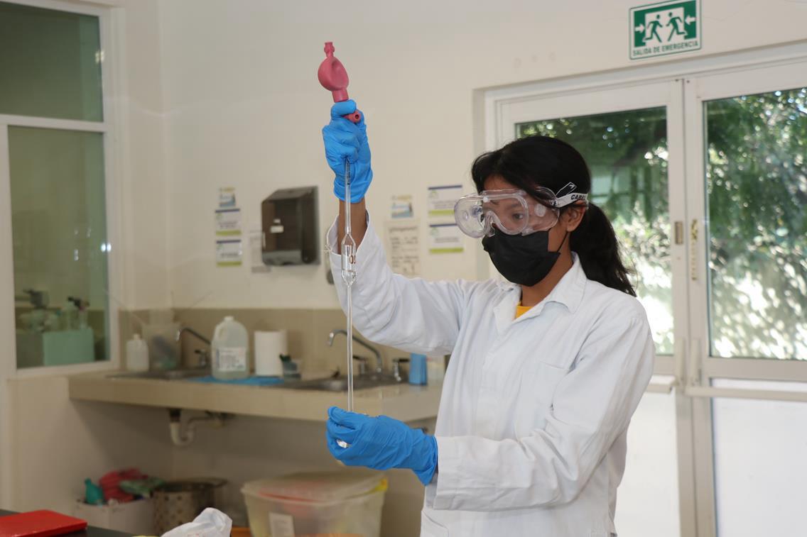 joven científica en un laboratorio