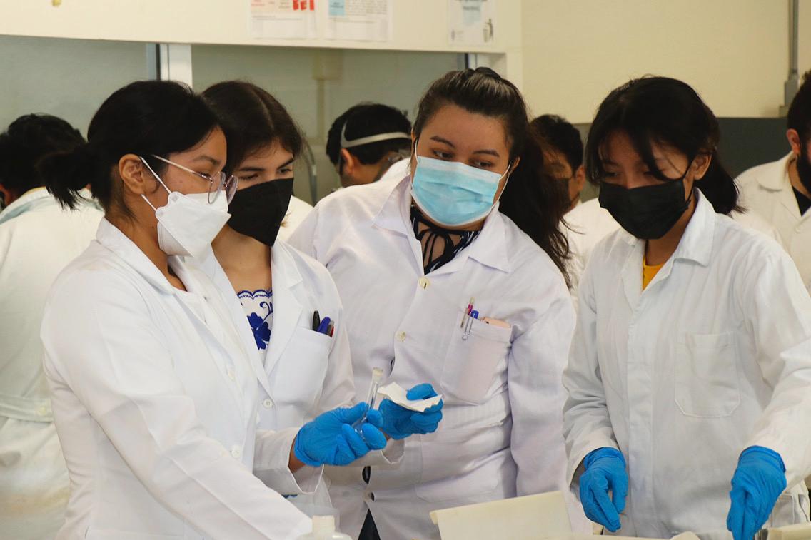 jóvenes científicas en un laboratorio de la UADY