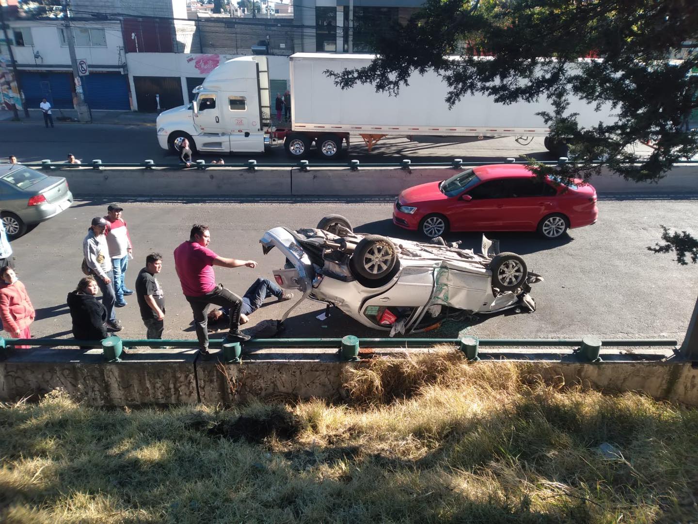 Dejan tres lesionados dos accidentes Paseo Tollocan. Foto: FB El Informante Edo Mex