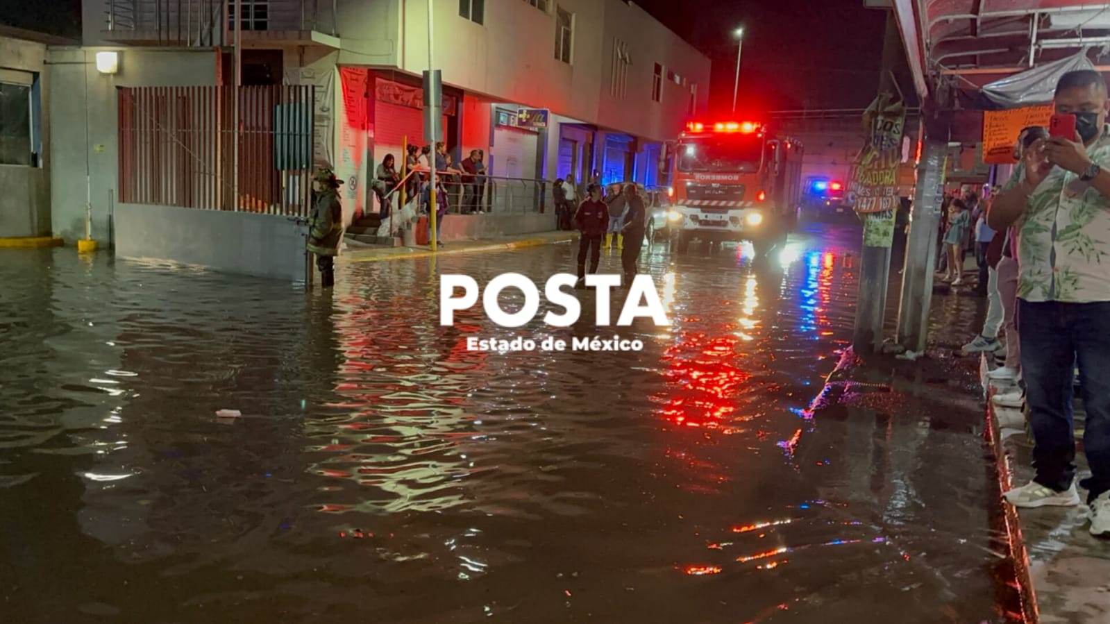 Mega fuga de agua potable inunda el ISSSTE y ocho calles alrededor. Foto: Fernando Cruz
