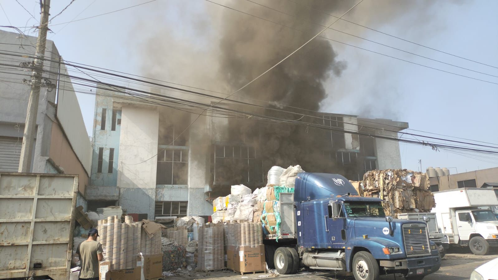 Atienden incendio en fábrica de cartón en Tlalnepantla. Foto: Cortesía