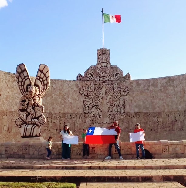 Chilenos en el Monumento a la Patria 