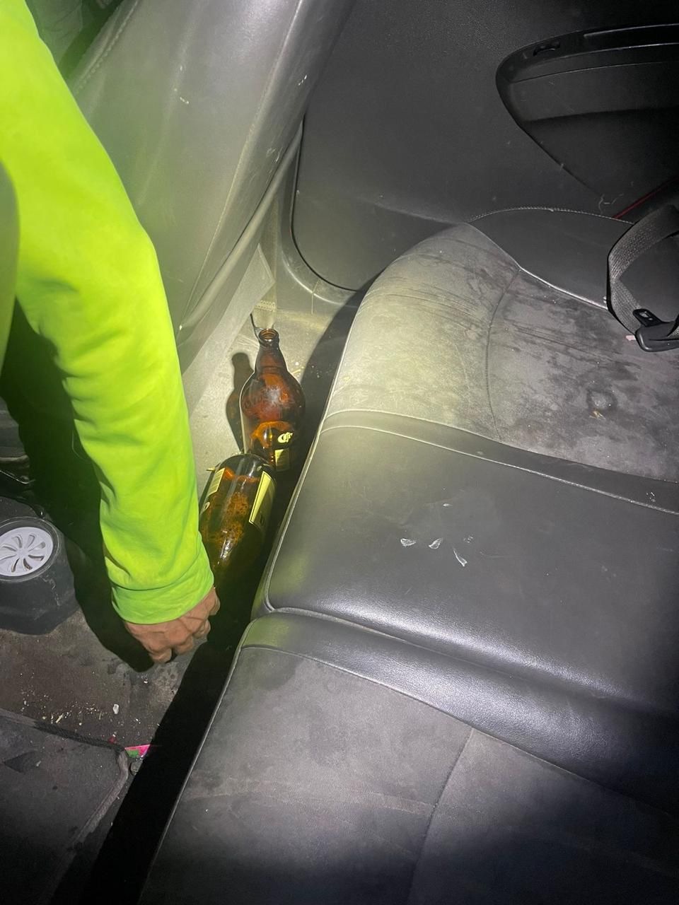 La Dirección de Policía Preventiva Municipal de Arteaga informó sobre la detención de tres individuos por consumir bebidas embriagantes abordó de un vehículo en movimiento/ Foto: Cortesía  
