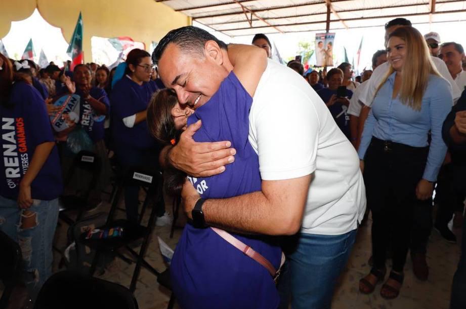 Renán Barrera abrazando a una mujer
