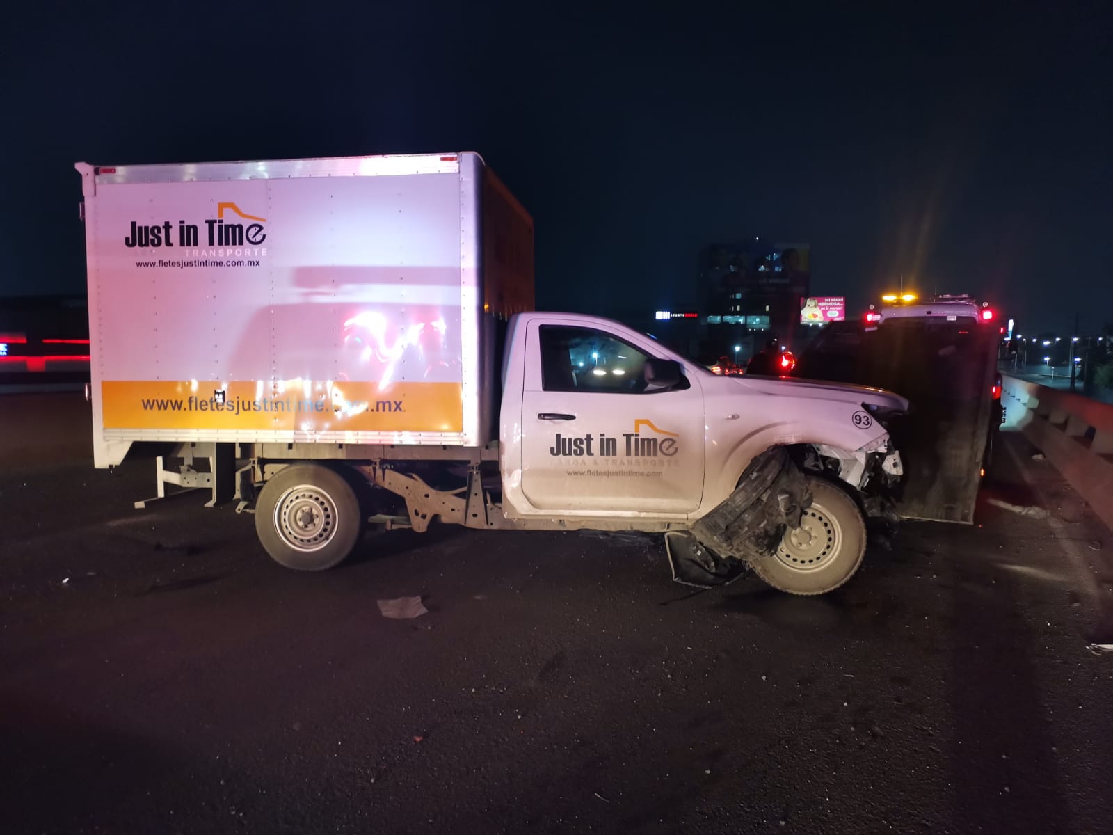 En el sitio del accidente vial uno de los vehículos involucrados era un camión de una empresa. Foto: Raymundo Elizalde.