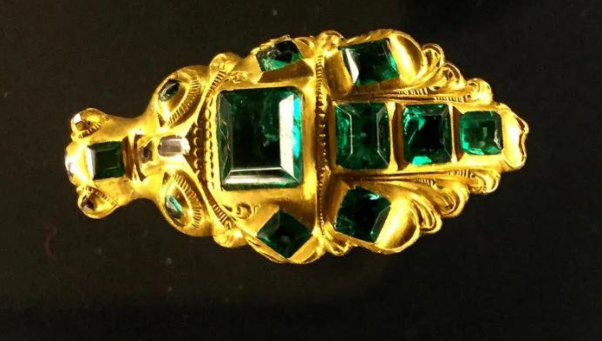 joya de oro con esmeraldas  